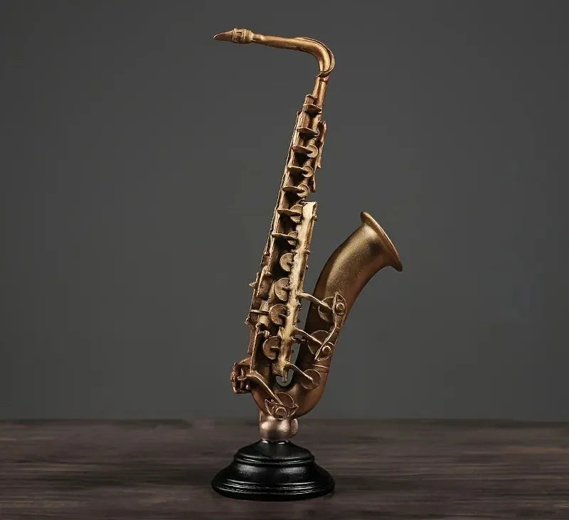 Escultura de Violino e Saxofone de Resina