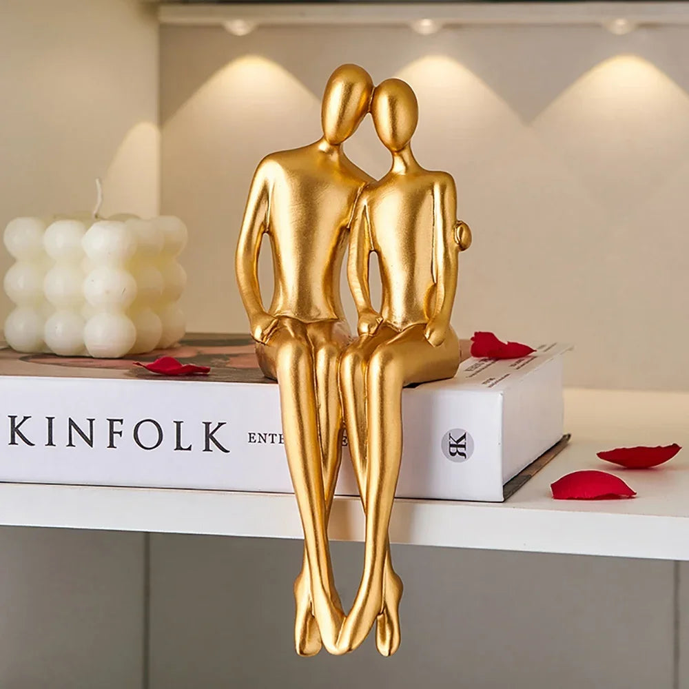 Estátua Abstrata de Casal Dourad