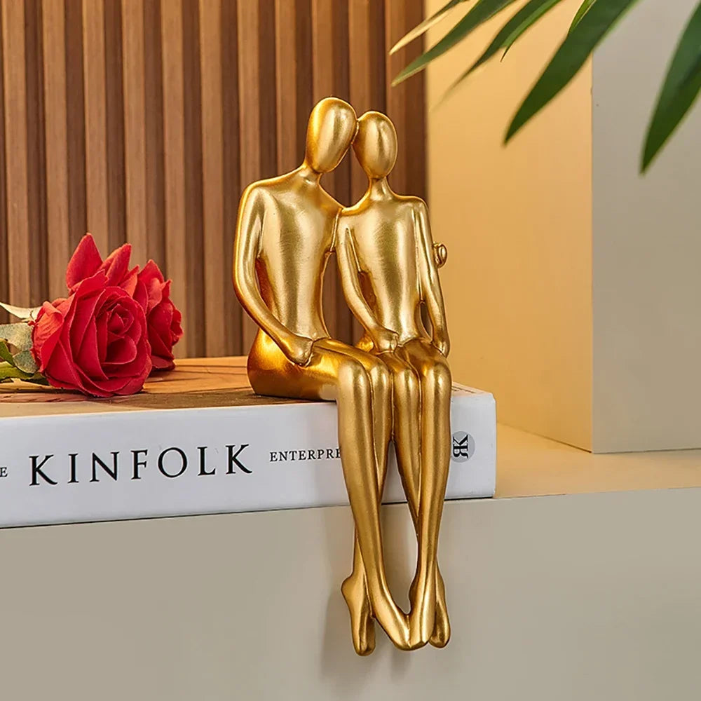 Estátua Abstrata de Casal Dourado