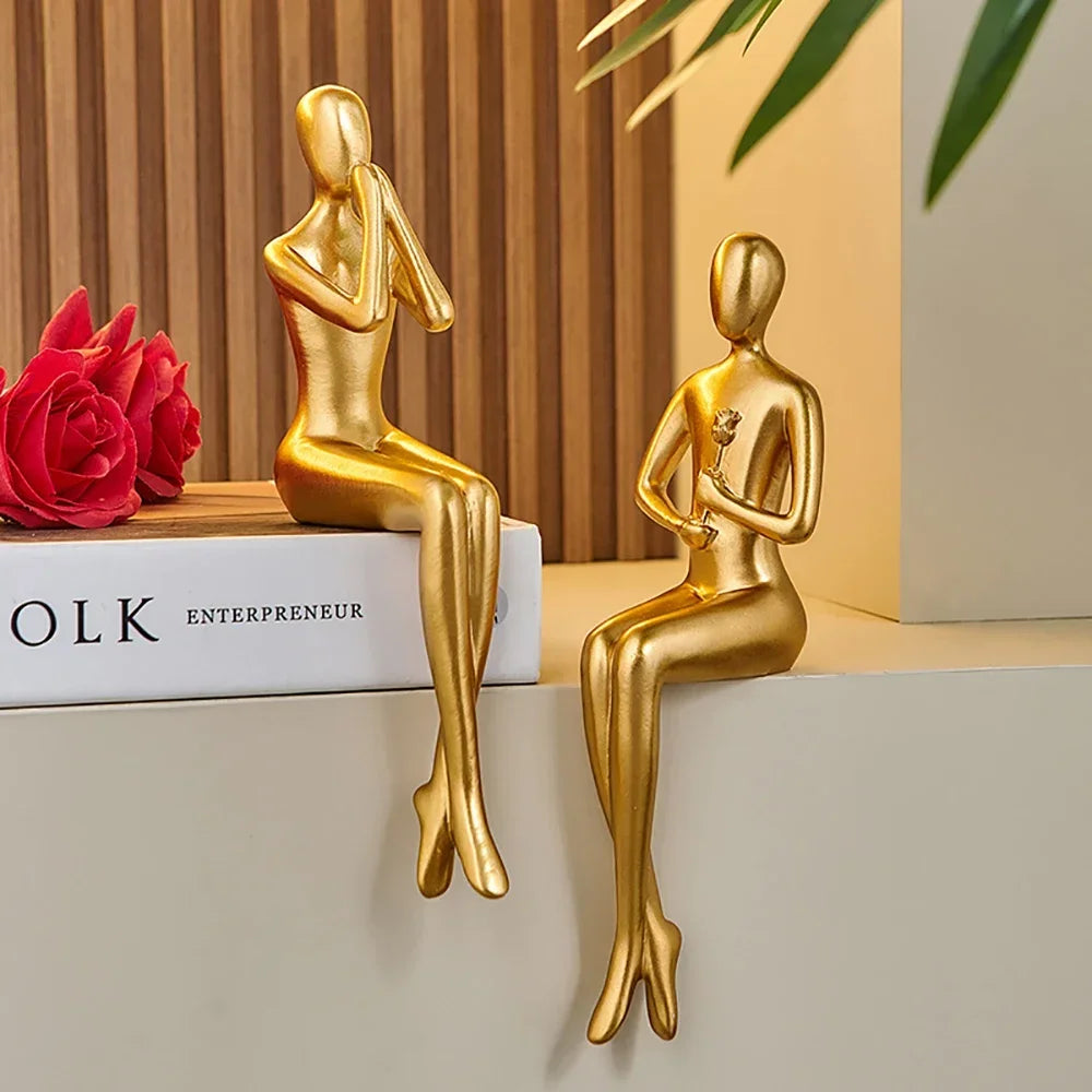 Estátua Abstrata de Casal Dourado