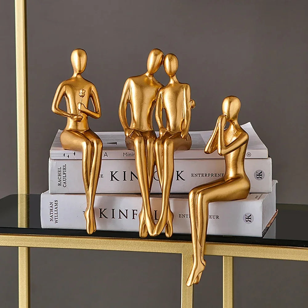 Estátua Abstrata de Casal Dourado